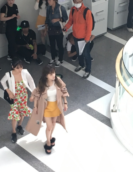 李小璐现身片场遭围观 大胸美腿相当惹眼