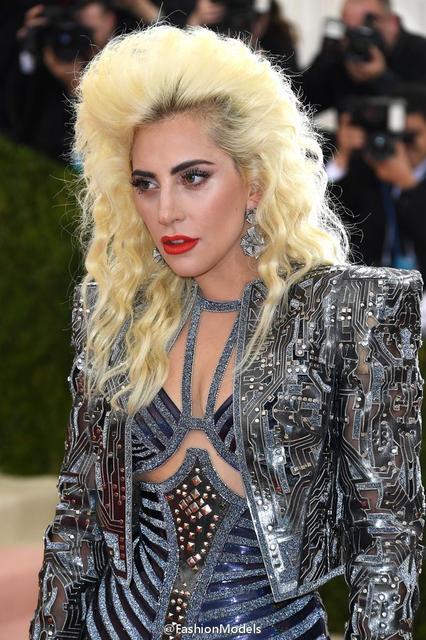 LadyGaga脚踩逆天高跟鞋现身 黑网格袜秀美腿