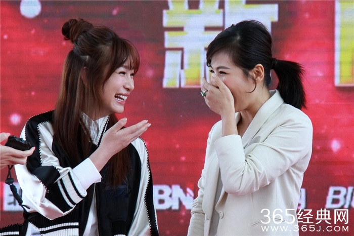 刘涛秦海璐参加活动手牵手互相依偎 姐妹情深