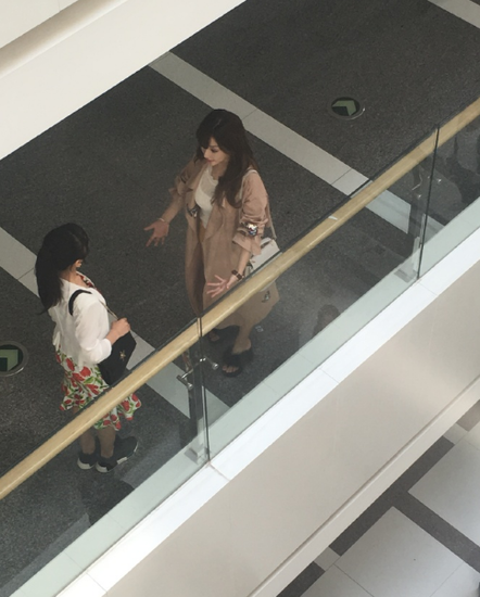 李小璐现身片场遭围观 大胸美腿相当惹眼