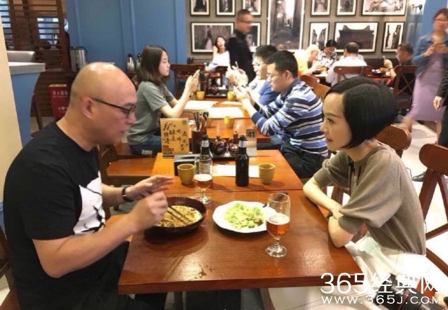 孟非请鲁豫去小馆吃面 瘦瘦的她吃了一大碗