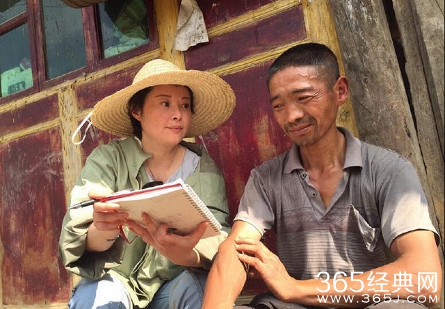 袁立素颜下乡满脚泥 为农村母子泪湿双眼