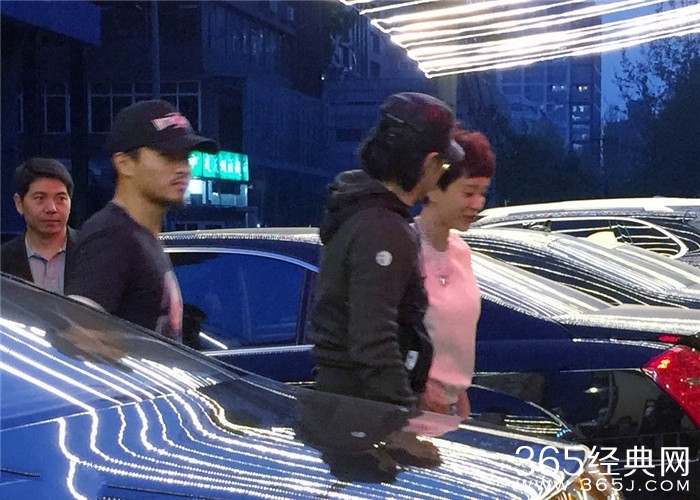 汪峰章子怡外出吃火锅 老板娘金巧巧亲自相迎