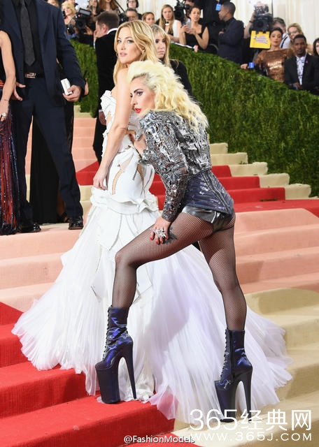 LadyGaga脚踩逆天高跟鞋现身 黑网格袜秀美腿