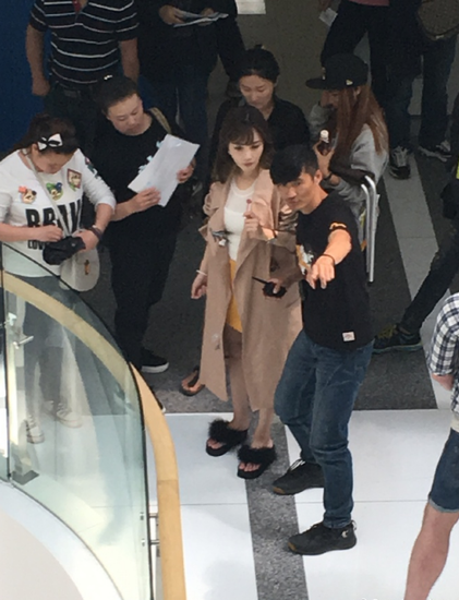 李小璐现身片场遭围观 大胸美腿相当惹眼