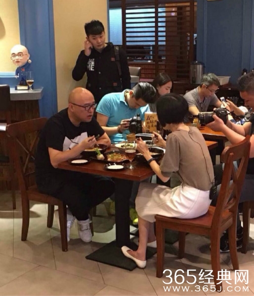 孟非请鲁豫去小馆吃面 瘦瘦的她吃了一大碗