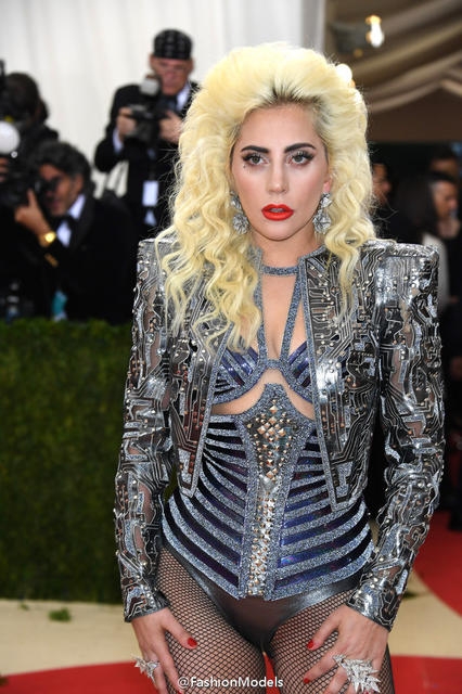 LadyGaga脚踩逆天高跟鞋现身 黑网格袜秀美腿