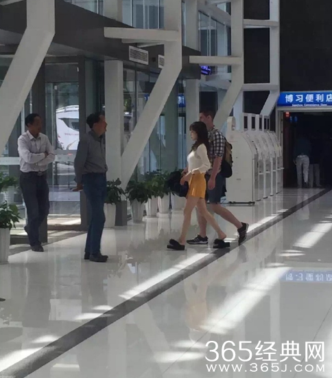 李小璐现身片场遭围观 大胸美腿相当惹眼