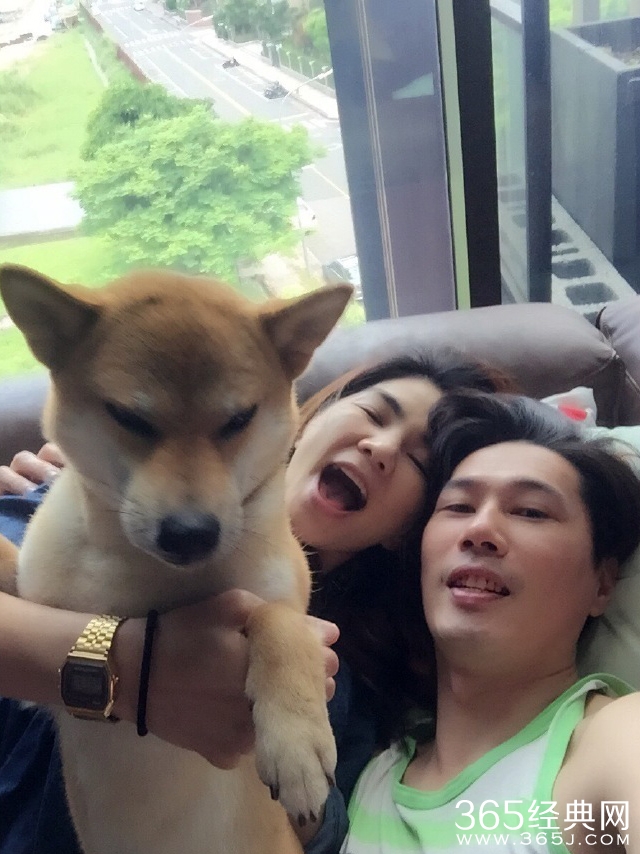 Ella老公晒照庆祝结婚4周年