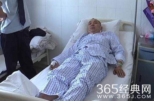 城管执法被摊贩追砍 身中8刀缝150余针