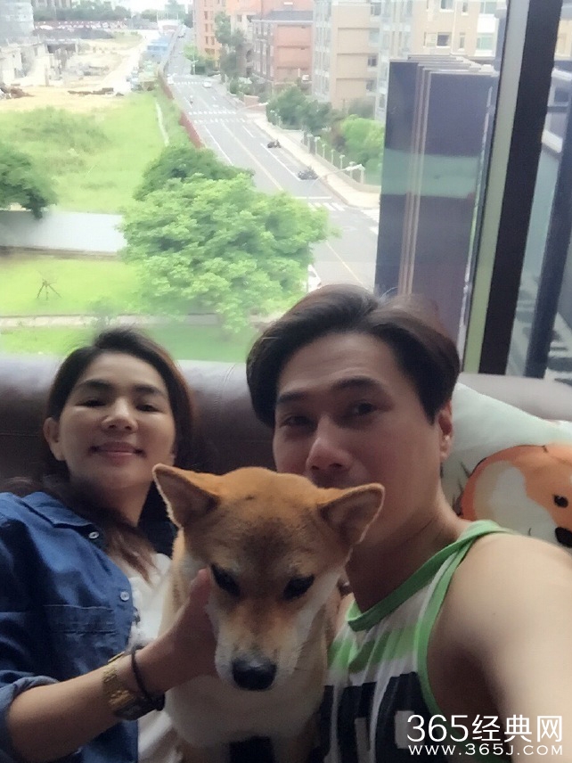 Ella老公晒照庆祝结婚4周年