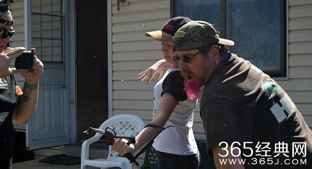 用力过猛：孙女为祖父拔牙飞出整排假牙