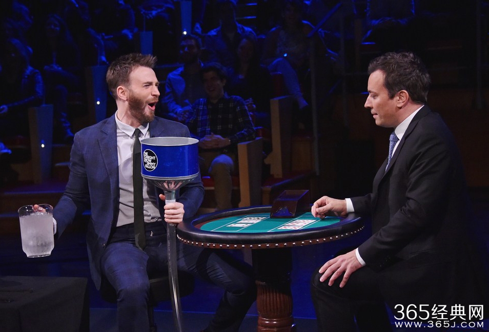 “美队”穿西装遭主持人裤裆灌水！