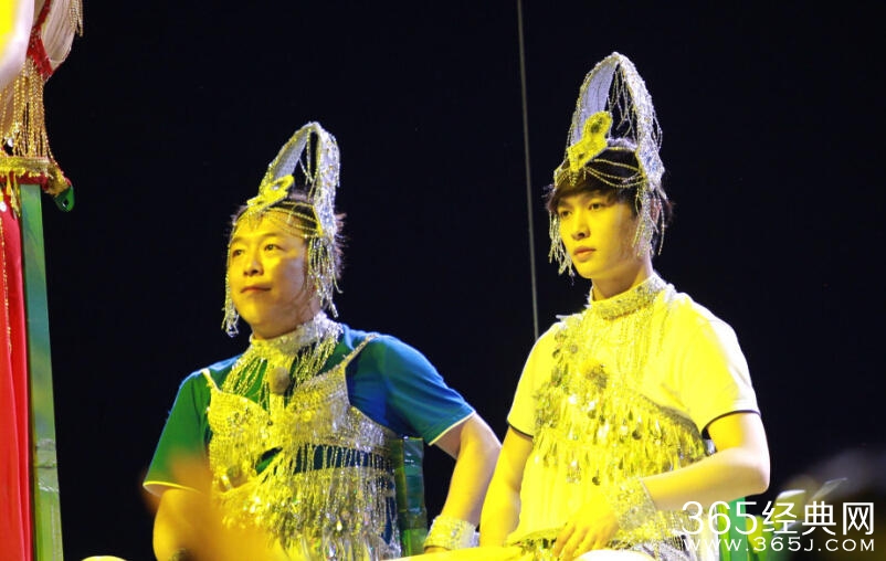 笑cry！黄渤录节目大跳水蛇舞 孙红雷变花仙子