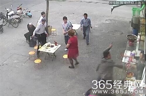 城管执法被摊贩追砍 身中8刀缝150余针