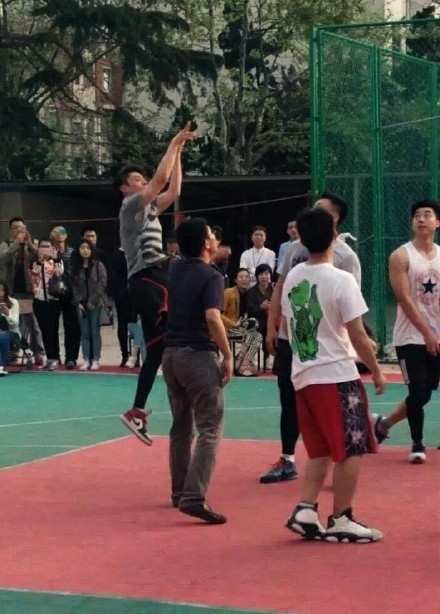 现实版流川枫！霍建华打篮球动作矫健