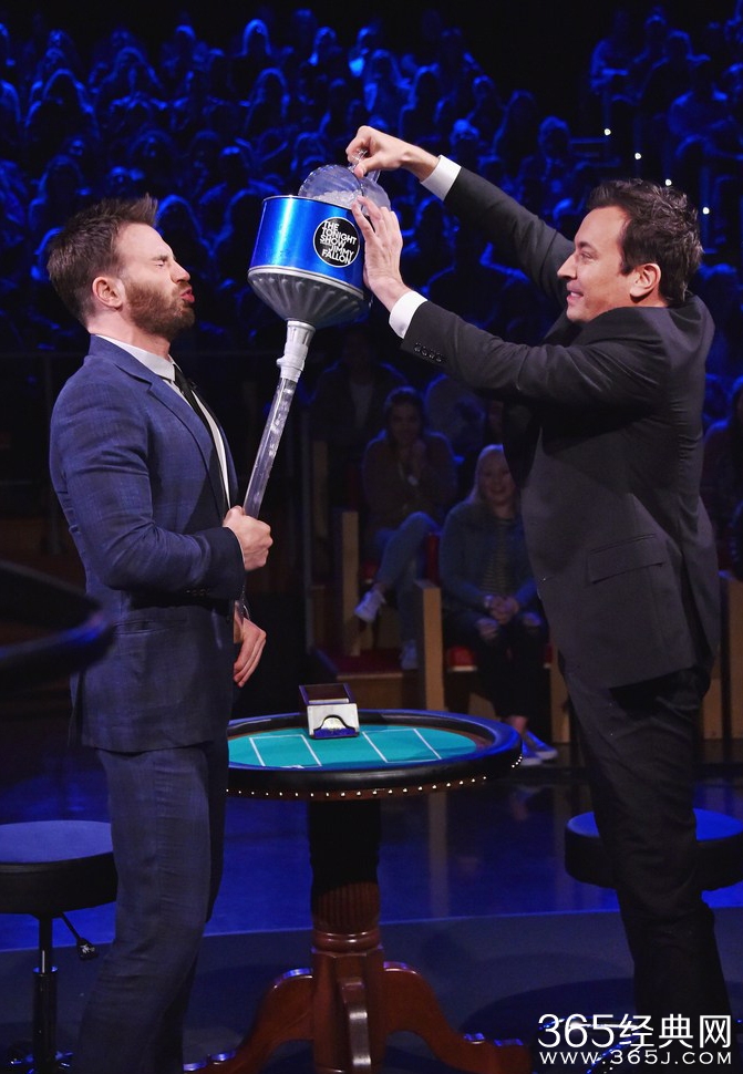 “美队”穿西装遭主持人裤裆灌水！