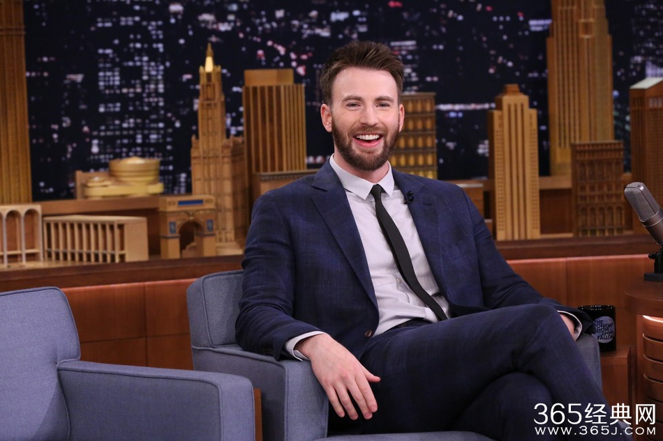 “美队”穿西装遭主持人裤裆灌水！