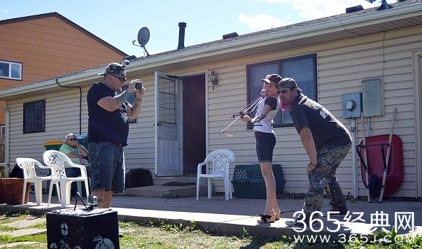 用力过猛：孙女为祖父拔牙飞出整排假牙