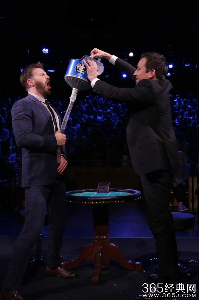 “美队”穿西装遭主持人裤裆灌水！