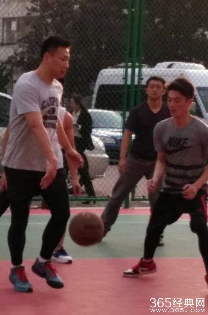 现实版流川枫！霍建华打篮球动作矫健