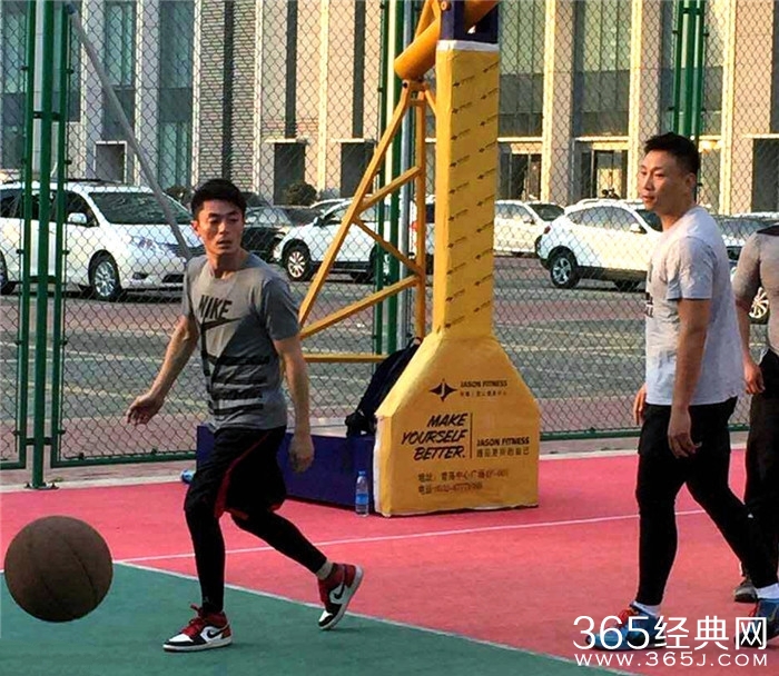现实版流川枫！霍建华打篮球动作矫健