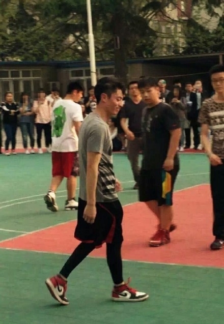 现实版流川枫！霍建华打篮球动作矫健