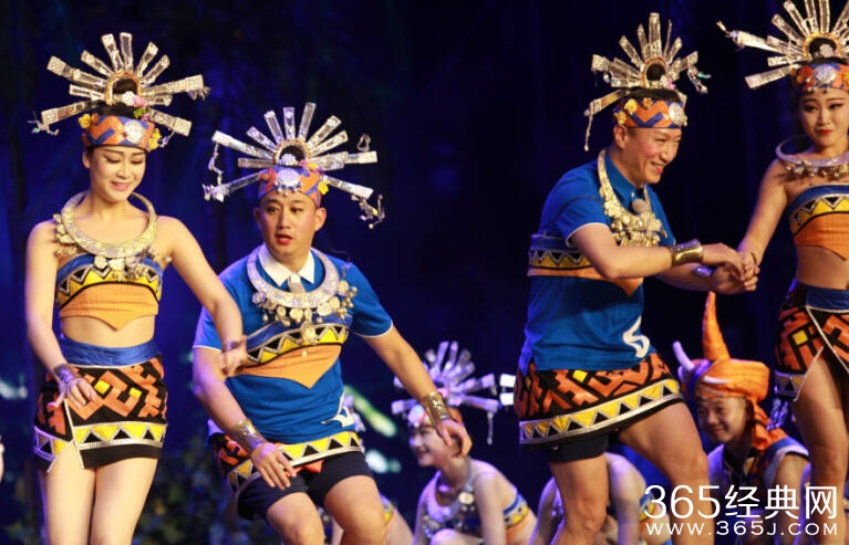 笑cry！黄渤录节目大跳水蛇舞 孙红雷变花仙子