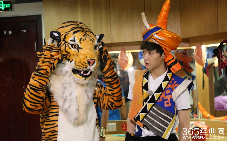 笑cry！黄渤录节目大跳水蛇舞 孙红雷变花仙子