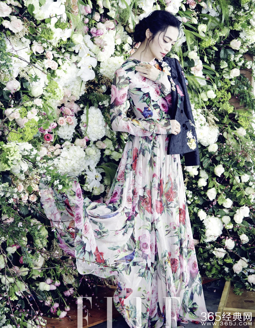 怀二胎的姚晨站在花丛中 比花还甜美