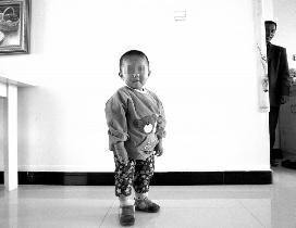 夫妻两年卖俩亲生子牟利7.4万元 当天生当天卖