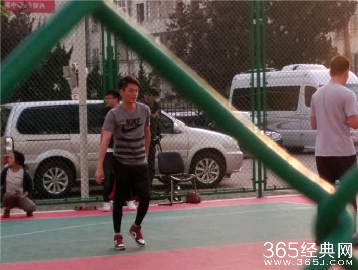 现实版流川枫！霍建华打篮球动作矫健