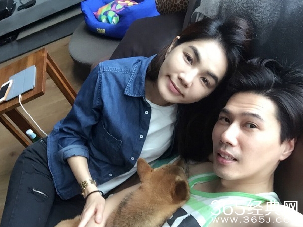 Ella老公晒照庆祝结婚4周年