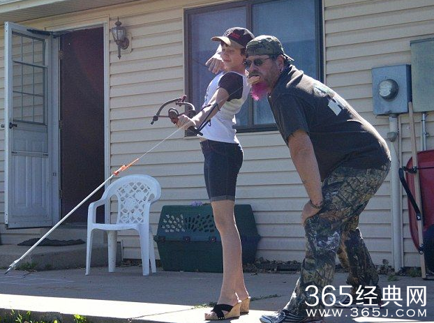 用力过猛：孙女为祖父拔牙飞出整排假牙