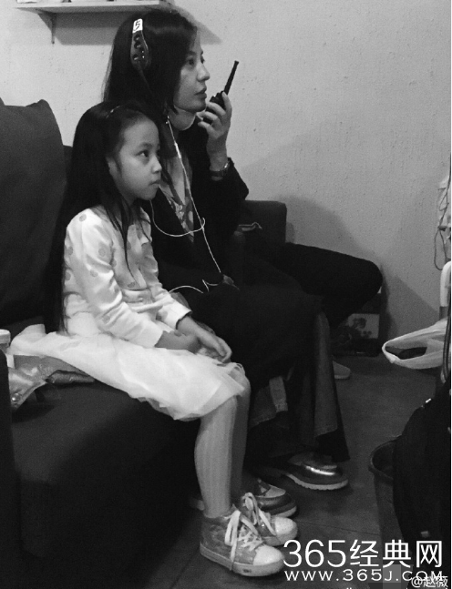 赵薇晒与女儿合照 小四月颜值气质无敌了