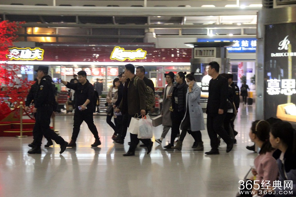 刘涛出行排场大 特警保镖齐护驾