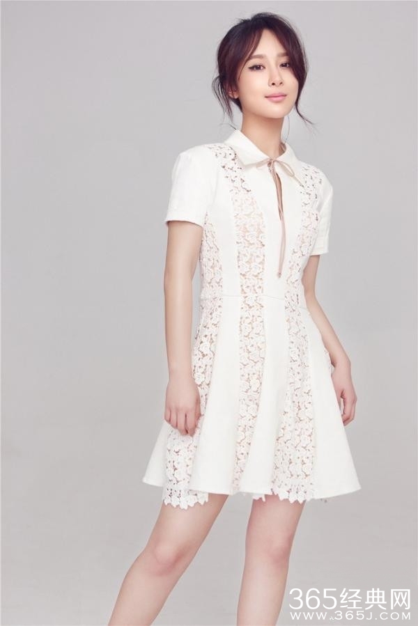 杨紫曝光纯白写真 气质清新切换婉约版邱莹莹