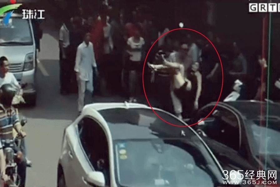 不满发型砍死老板娘 监控实拍全过程