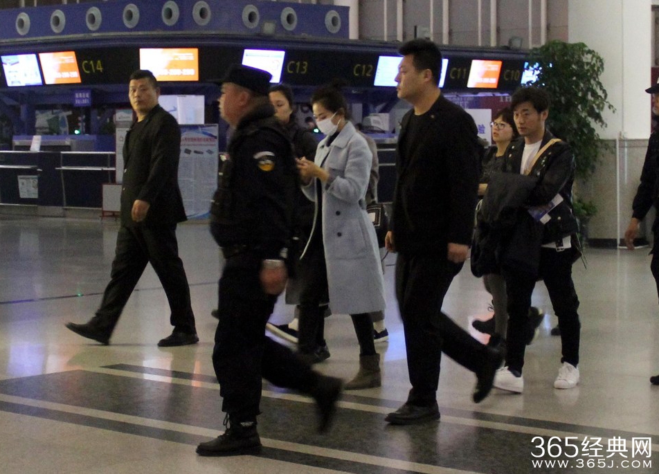 刘涛出行排场大 特警保镖齐护驾