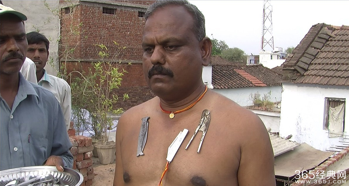 印度男子自身带磁性 可吸附金属餐具