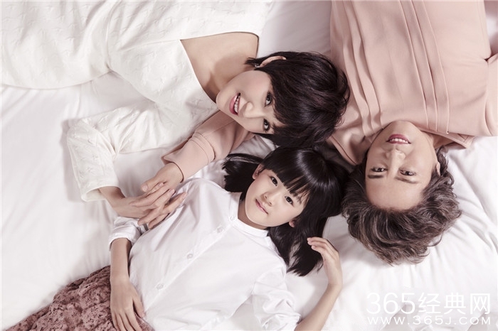 鲍蕾晒与母亲女儿美照 三代同框颜值满分