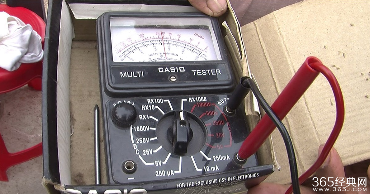 印度男子自身带磁性 可吸附金属餐具