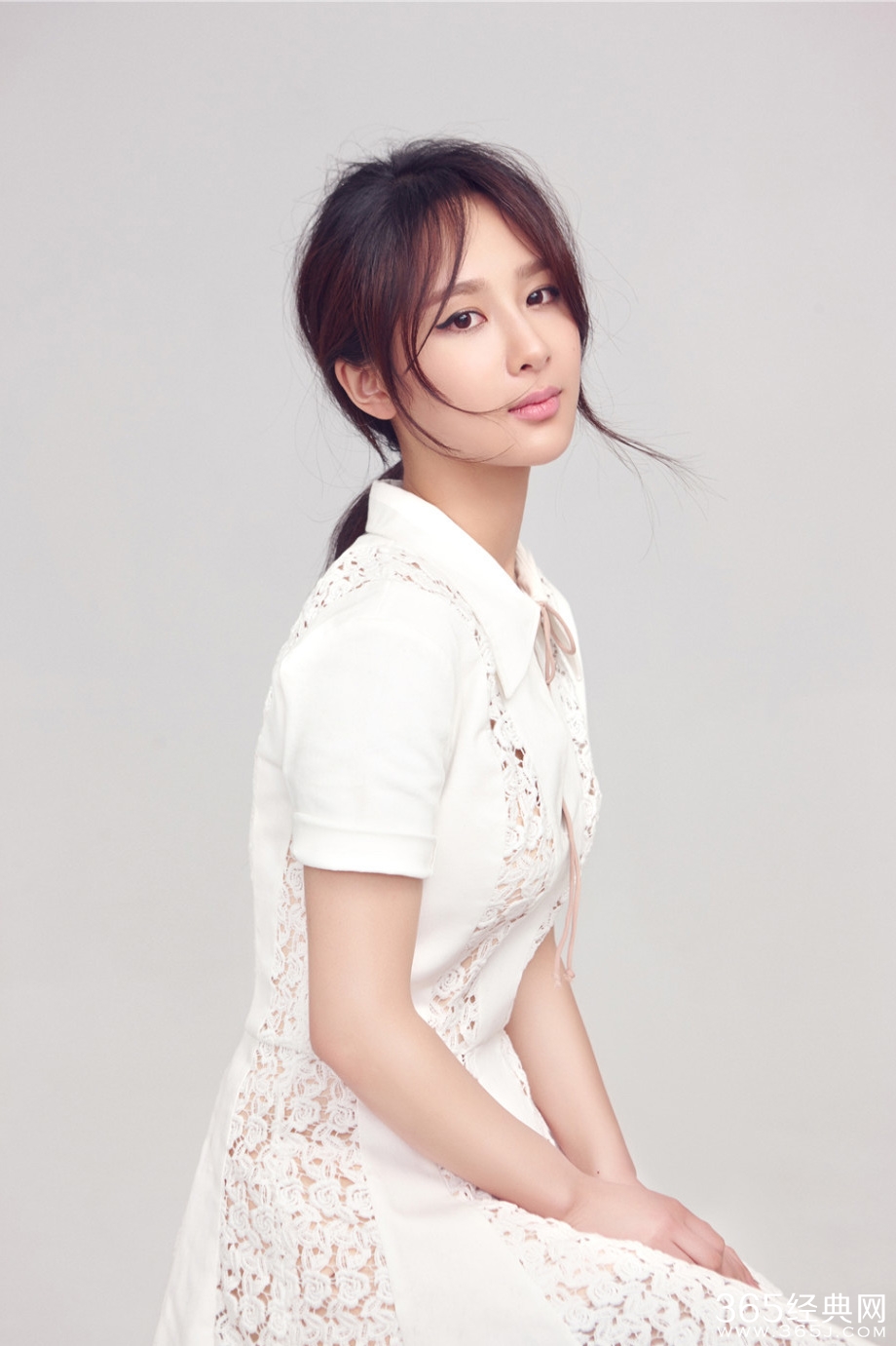 杨紫最新纯白写真曝光 气质清新似婉约版邱莹莹