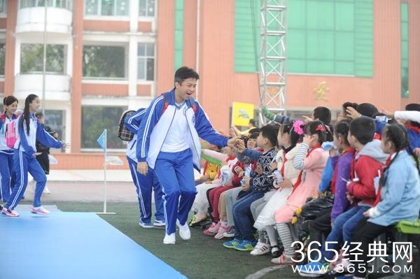 邓超《跑男》装嫩失败被叫爸 学霸画技笑翻众人