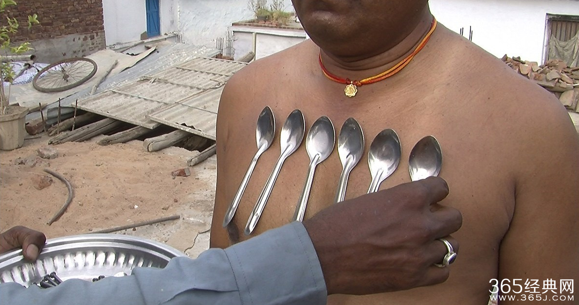 印度男子自身带磁性 可吸附金属餐具