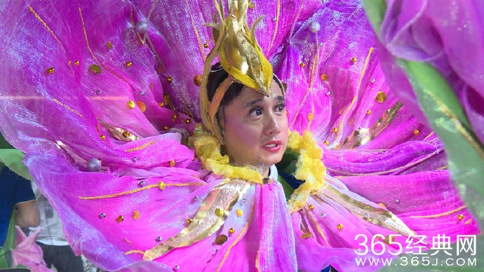 极限挑战孙红雷黄渤黄磊变身“花美男”大跳热舞