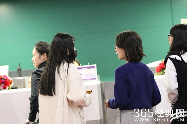 两位“谋女郎”邂逅！周冬雨张慧雯寒暄热聊