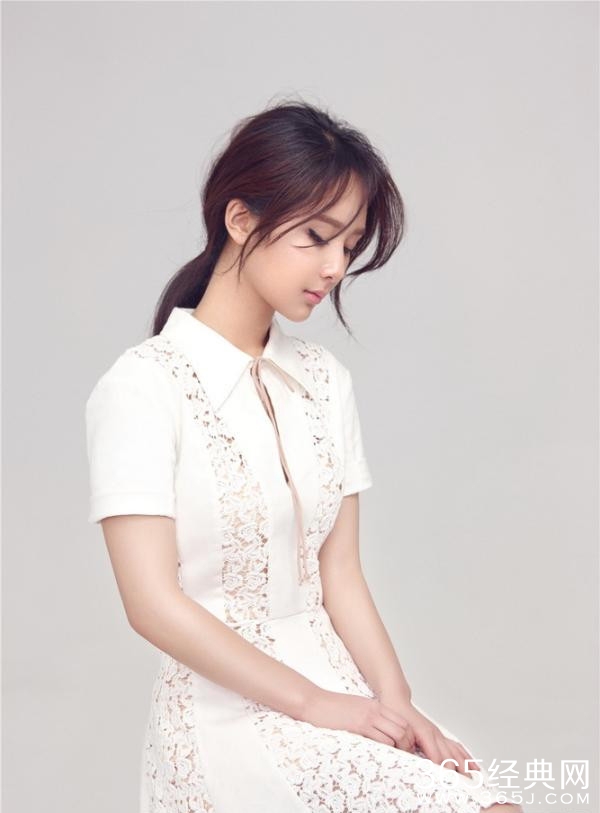 杨紫曝光纯白写真 气质清新切换婉约版邱莹莹