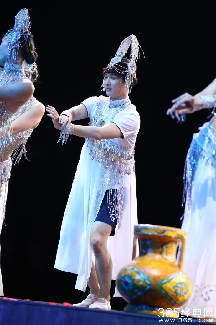 极限挑战孙红雷黄渤黄磊变身“花美男”大跳热舞