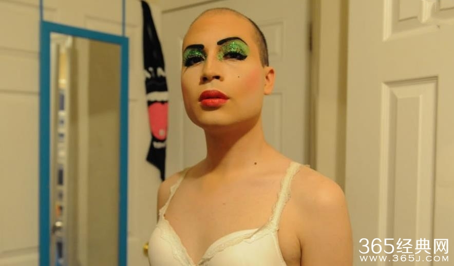 教师扮女装进女寝 偷窥女生宿舍被当场发现